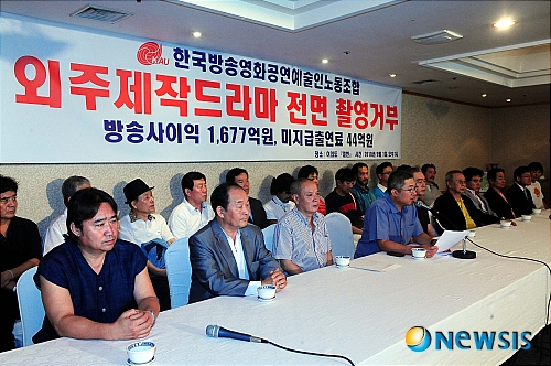 【서울=뉴시스】이광호 기자 = 1일 오후 서울 여의도의 한 음식점에서 한국방송영화공연예술인 노동조합의 외주제작 드라마 전면 촬영거부 기자회견이 열리고 있다. skitsch@newsis.com