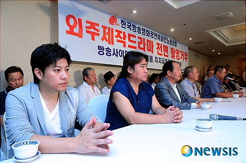 【서울=뉴시스】이광호 기자 = 1일 오후 서울 여의도의 한 음식점에서 한국방송영화공연예술인 노동조합의 외주제작 드라마 전면 촬영거부 기자회견이 열리고 있다.&nbsp; skitsch@newsis.com