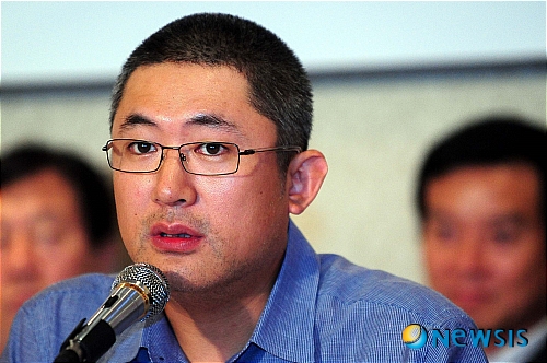 【서울=뉴시스】이광호 기자 = 1일 오후 서울 여의도의 한 음식점에서 열린 한국방송영화공연예술인 노동조합의 외주제작 드라마 전면 촬영거부 기자회견에서 김응석 위원장이 2010년 방송 삼사의 출연료 미지급현황에 대해 말하고 있다.&nbsp; skitsch@newsis.com