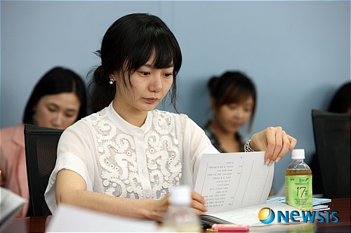 【서울=뉴시스】진현철 기자 = MBC TV 주말 드라마 ‘글로리아’의 녹화가 중단됐다.&nbsp; 2일 파업을 선언한 한국방송영화공연예술인노동조합(한예조)은 이날 일산 MBC 드림센터 녹화장을 찾아가 출연진에게 녹화 거부의 필요성을 설명했고, 노조소속 연기자들이 현장에서 철수하면서 녹화가 무산됐다.&nbsp; 배두나와 이천희 등 주연급은 한예조 소속 연기자가 아니지만, 조연급 대부분은 한예조원이다. 4, 5일 방송분은 녹화를 마친 상태다. 그러나 녹화 거부가 이어질 경우 방송에 차질이 빚어질 전망이다.&nbsp; 한예조 관계자는 “대본 연습을 하는 곳에서 출연 배우들을 설득했고, 이후 출연자들이 별도로 논의한 끝에 만장일치로 녹화를 거부하기로 했다”고 전했다.&nbsp; 한예조는 3일에도 ‘글로리아’ 녹화장과 함께 MBC TV 드라마 ‘동이’의 녹화장인 용인으로 가서 출연자들의 파업 참여를 설득할 예정이다.&nbsp;&nbsp; 앞서 한예조는 KBS, SBS와 협상을 타결해 녹화 거부 방침을 철회했다. 하지만 MBC는 이미 외주제작사에게 출연료를 지급했으므로 지급보증은 불가하다는 기존의 방침을 고수하고 있다. 한예조는 미지급액 해결은 물론 추후 출연료 선지급 방식을 요구 중이다.&nbsp;&nbsp; agacul@newsis.com