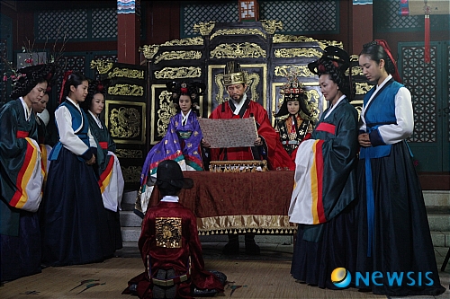 【서울=뉴시스】이현주 기자 = 한국방송영화공연예술인노동조합(한예조) 사태와 관련, 녹화가 중단됐던 MBC TV 주말드라마 ‘글로리아’가 하루 만에 정상을 되찾았다.&nbsp; 글로리아 제작진은 3일 오후 1시에 촬영을 재개했다고 밝혔다. 한예조 소속 연기자 16명은 2일 오후부터 글로리아 출연을 거부했었다.&nbsp; 제작진은 “우리의 경우 미지급금은 없었던 것이나 마찬가지다. 7월 출연료는 8월에 정산했다”며 “한예조가 8월 출연료와 아직 방송되지 않은 부분의 선지급을 요구하기에 줬다”고 전했다. 금액은 7억원 정도다.&nbsp; 그러나 월화드라마 ‘동이’는 여전히 녹화가 중단된 상태다. 한예조는 이날 오전 동이 촬영 거부에 돌입했다. 제작사는 한예조와 개별 협상에 나섰다. 사전에 고지받지 못한 탤런트들은 녹화현장에서 대기하며 촬영 재개를 기다리고 있다.&nbsp;&nbsp; lovelypsyche@newsis.com