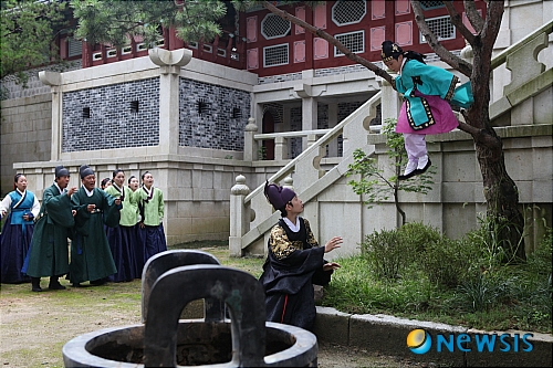 【서울=뉴시스】이현주 기자 = MBC TV 월화드라마 ‘동이’를 둘러싼 한국방송영화공연예술인노동조합(한예조)과 동이 제작사간의 협상이 결렬됐다.&nbsp; 언제 녹화가 재개될는지 알 수 없는 상황이다. 동이의 방송에 차질이 빚어질 전망이다.&nbsp; 한예조 소속 배우들은 3일 오전부터 동이 출연을 거부했다. 한예조와 제작사는 합의 도출을 위해 협상을 계속했으나 결국 의견 차만 확인하고 말았다.&nbsp; 한예조 측은 “동이의 출연료 미지급금이 모두 6억9872만원”이라며 “이 돈을 모두 지급할 것과 이런 사태를 미연에 방지하기 위한 선지급을 요구했다”고 밝혔다.&nbsp; 제작사 측은 미지급금을 한꺼번에 주는 것은 무리라며 일단 일부만 해결하고 촬영을 재개하자는 자세다.&nbsp; 한예조 관계자는 “하도 많이 속아봐서 일부 지급이라는 것을 믿을 수 없다”며 “다 해결되면 촬영하지 말라고 부탁해도 알아서 촬영할 것”이라고 못박았다.&nbsp; lovelypsyche@newsis.com