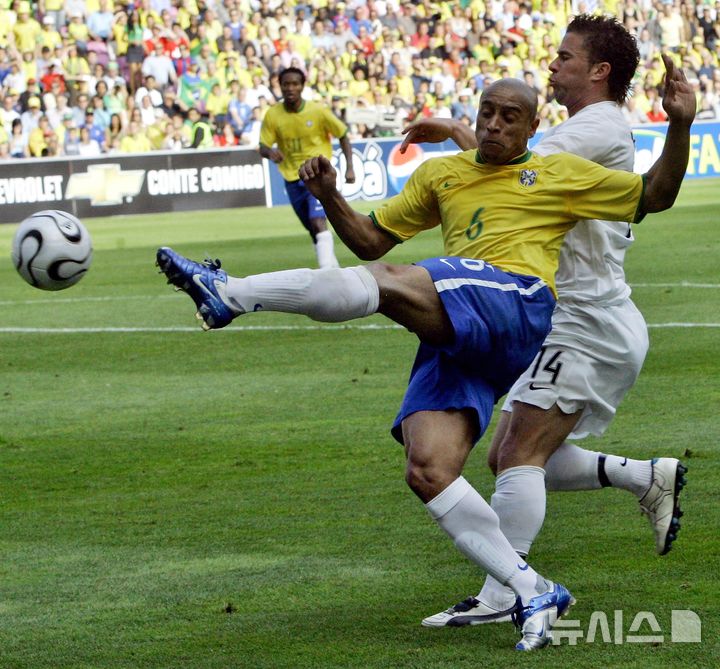 [제네바=AP/뉴시스]브라질 축구 전설 호베르투 카를루스. 2006.06.04.