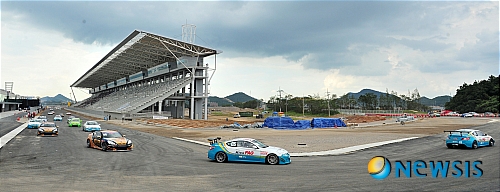 【영암=뉴시스】박세연 기자 = 4일 오후 전남 영암 국제자동차경주장에서 열린 서킷런2010 행사에서 퍼레이드런 세레모니를 선보이고 있다. 2010 포뮬러원 코리아 그랑프리(2010 FORMURA1 KOREAN GRAND PRIX)'를 50일여 앞두고 대회 운영법인 KAVO주최로 열린 이번행사에는 모터스포츠팬, 기업, 미디어 등 3000여명이 참석해 레드불 레이싱팀의 F1머신 주행 이벤트등이 열렸다. psy5179@newsis.com