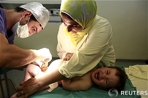 【알제(알제리)=로이터/뉴시스】5일(현지시간) 알제리 수도 알제의 한 병원에서 한 남자아이가 포경수술을 받으며 울고 있다.&nbsp;&nbsp; 2-5세된 남아들은 알제리 무슬림교 의 전통에 따라 라마단의 가장 성스러운 날인 '능력과 거룩한 밤(Laylat Al Qadr)' 하루 전날 포경수술을 받는다.&nbsp; 