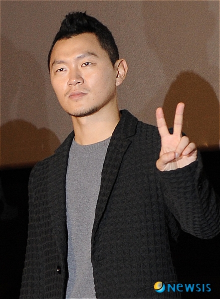 【서울=뉴시스】최한규 기자 = 7일 오후 서울 용산구 CGV용산에서 열린 영화 '그랑프리' 시사회에서 양동근이 무대인사하면서 재미난 포즈를 취하고 있다.&nbsp; chk@newsis.com 