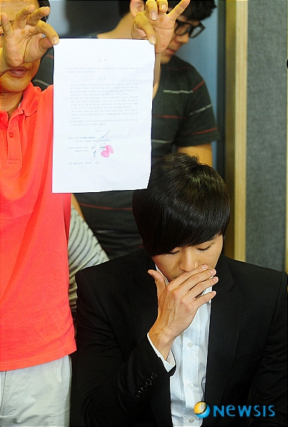 【서울=뉴시스】팽현준 기자 = 가수 이루가 7일 오후 서울 서초동의 한 변호사 사무실에서 기자회견을 갖고 태진아·이루 부자와 작사가 최희진 간의 법적 분쟁 직전 합의 했다고 밝히고 있다.&nbsp; jun2010@newsis.com