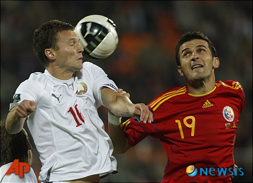 【민스크(벨라루스)=AP/뉴시스】= 루마니아 일간지 '아데바룰'이 19일(이하 한국시간) 인터넷판을 통해 슈테아우아 부쿠레슈티의 공격수 마리우스 빌라슈코(30.오른쪽)가 전남드래곤즈 입단을 앞두고 있다고 전했다. 사진은 빌라슈코가 지난 2010년 9월 7일 벨라루스와의 2012 유럽선수권(유로2012)에 나섰던 모습.