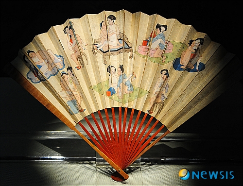 【서울=뉴시스】팽현준 기자 = 8일 오전 서울 종로구 평창동 화정박물관에서 특별전 'LUST' 기자간담회를 가졌다.&nbsp; 특별전 'LUST'는 춘화를 조명해보는 전시로, 감상의 대상으로서 뿐만 아니라 학술연구의 대상으로서, 춘화를 통해 제작 당시 사회문화의 다양한 측면을 조명해보고 있다.&nbsp; 사진은 춘궁화접선 이라는 작품으로 오른쪽으로 펼치면 양면에 미인도가, 반대로 펼치면 한 면은 미인도, 반대면에는 춘화가 등자하는 부채이다.&nbsp; 이번 전시는 오는 9월 14일부터 12월 19일까지 진행된다.&nbsp; jun2010@newsis.com