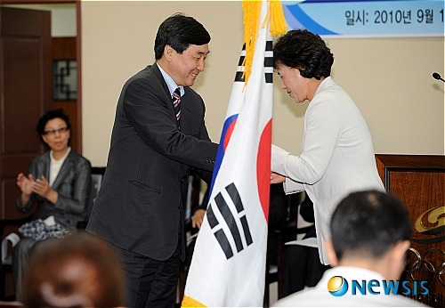 【서울=뉴시스】허상욱 기자 = 10일 오후 국제농구연맹(FIBA) 제16회 세계여자농구선수권대회에 출전하는 한국여자농구대표팀 '여랑이'가 방이동 대한체육회 회의실에서 결단식을 갖고 이종걸 대한농구협회장이 강현숙 선수단장에게 단기를 수여하고 있다.&nbsp; wook@newsis.com