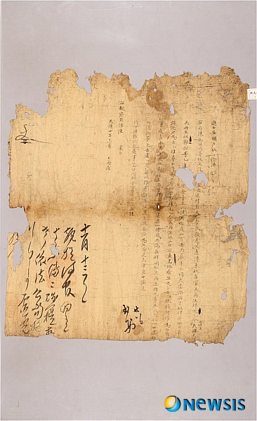 【서울=뉴시스】진현철 기자 = 조선 초기 양반이 달아난 노비를 찾아달라고 관에 부탁한 ‘추노(追奴)’와 ‘추쇄(追刷; 추적해 원래 주인에게 돌려줌)’ 고문서가 발견됐다. 양반의 의뢰에 따라 관이 도주 노비를 잡아들이게 돼 있던 시스템을 입증하는 자료다. TV드라마 ‘추노’에서처럼 양반이 전문 추노꾼을 개인적으로 고용하는 경우는 이례적이었던 셈이다. 10일 한국학중앙연구원(한중연)에 따르면, 전북 남원 순흥 안씨 집안의 안호(1439~1503)는 1460년(세종 6) 집안 일을 대리하는 노비를 내세워 전라도 관찰사에게 24년 전 영광으로 도망친 자신의 농장 마름이자 여자노비인 몰개와 그의 남편, 그리고 이들의 자식 2명을 포함한 일가족 4명을 찾아달라는 소지, 즉 탄원을 냈다. 순흥안씨 안처순 종가에 보관된 집안 고문서를 정리하는 과정에서 발견된 여러 문서 중에서 발견한 내용이다. 안호는 이들 노비가 사는 곳을 대략적으로 인지했다. 이후 전라도관찰사에게 이들이 영광 어디에 사는지 구체적으로 파악해 도망 기간동안 역가(일종의 세금)를 계산해 받을 수 있도록 협조해 달라고 청했다. 전라도관찰사는 요청 내역에 따라 노비가 거주하고 있는 영광군수에서 노비를 확인, 추쇄에 협조하라고 지시했다. 한중연 안승준 책임연구원은 “경제적 이권이 컸던 양반들이 노비를 일종의 재테크 수단으로 삼았던 15세기에 발굴된 첫 문서”라며 “과거 분재기(分財記; 재산상속문서) 등 간접적인 자료는 많이 나와있지만 추노·추쇄와 관련한 단독 자료는 처음”이라고 설명했다. 안 연구원은 “조선 전기 고문서가 희소한 상황에서 이번 자료는 그 의미가 크다”며 “이 집안만의 특수 상황이 아니라 관료 시스템으로 인한 양반의 이권을 도와주거나 확보해주는 조선시대의 상황을 실제로 확인해주는 원문서”라고 특기했다. agacul@newsis.com