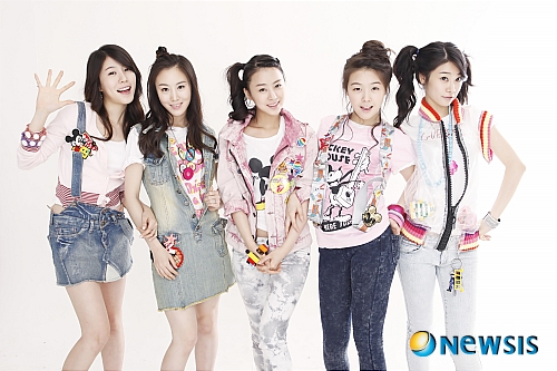 【서울=뉴시스】유상우 기자 = 5인 여성그룹 ‘걸스데이’의 지선(21·황지선)과 지인(18·이지인)이 팀을 떠난다. 13일 매니지먼트사 드림티엔터테인먼트는 “지선은 팀의 색깔과 맞지 않고, 지인은 연기를 위해서”라고 밝혔다. “지선은 향후 보컬과 안무 훈련을 통해 가수로 새롭게 출발할 예정이고, 지인은 드라마나 영화를 통해 연기자로 활동할 것”이라고 전했다. 빈 자리는 소속 연습생 중에서 채울 예정이다. 지해(21·우지해), 소진(24·박소진), 민아(17·방민아), 지인, 지선으로 구성된 걸스데이는 지난 7월 ‘갸우뚱’으로 데뷔했다. MBC TV 청춘 버라이어티 프로그램 ‘꽃다발’에 출연중이다. 한편, 걸스데이는 10월 초 새 음반을 내고 활동을 재개할 예정이다. swryu@newsis.com