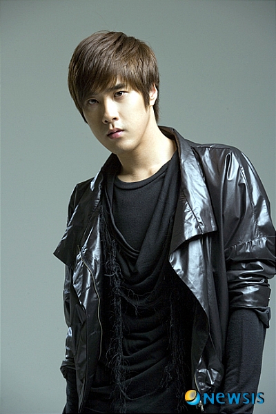 【서울=뉴시스】유상우 기자 = 그룹 ‘SG워너비’ 출신 채동하(29)가 미니음반 ‘D 데이’ 발표에 앞서 수록곡 ‘내 편’을 13일 공개했다. 채동하가 가사를 쓴 발라드다. 솔로로 활동하기 시작한 후 싱어송라이터 겸 프로듀서로 기량을 뽐내온 채동하는 “이번 음반은 팬들에게 중간평가를 받는 기분으로 냈다”고 밝혔다. “완성도 높은 음악을 제작하기 위해 작업에 몰두해있던 나를 외부세계와 소통하게 만든 것은 바로 데뷔 이래 줄곧 응원을 아끼지 않은 팬들 덕분이었다”며 고마워하기도 했다. 16일 발매될 음반은 타이틀곡 ‘하루가 미치고’ 등 총 5트랙으로 구성된다. 채동하는 11일 일본공연 ‘서울 트레인’을 마치고 귀국했다. swryu@newsis.com