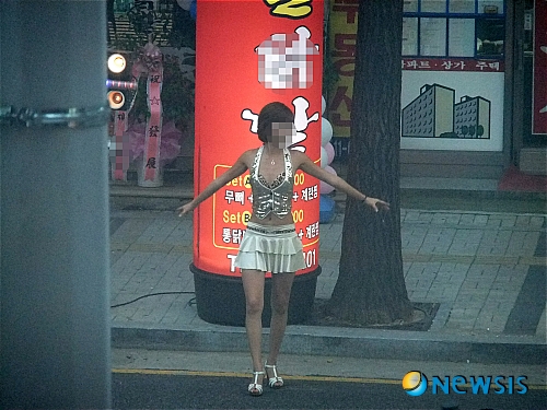 【인천=뉴시스】함상환 기자 = 13일 오후 6시40분께 인천 부평구의 한 업소 개업식에 행사 도우미 여성이 현란한 춤 동작으로 퇴근길 시민들의 시선을 끌고있다.&nbsp; hsh3355@newsis.com