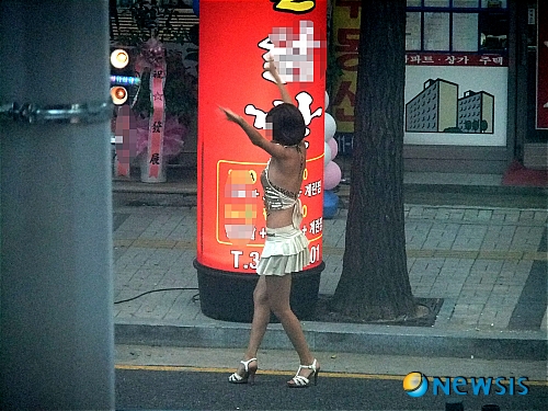 【인천=뉴시스】함상환 기자 = 13일 오후 6시40분께 인천 부평구의 한 업소 개업식에 행사 도우미 여성들이 현란한 춤 솜씨로 선보이며 행인들의 발길을 잡고있다.&nbsp; hsh3355@newsis.com&nbsp; 