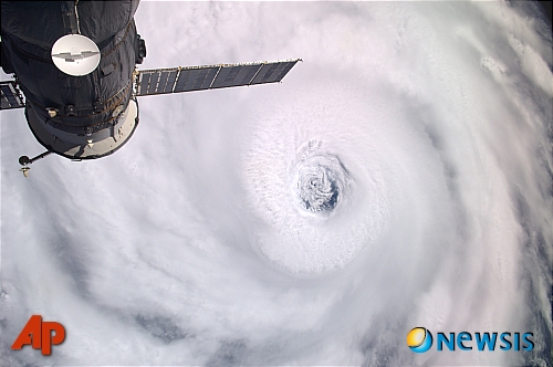 【미국=AP/뉴시스】미항공우주국(NASA)는 14일(현지시간) 우주정거장에서 우주비행사 더글라스 휠락이 촬영한 허리케인 '이고르'의 태풍의 눈을 공개했다. 나사는 최고 풍속 시속 약 240km에 달하는 이고르가 15일 자정 버뮤다 해상 남동쪽 1835km 지점에서 시속 약 15km의 속도로 서북진하고 있었다고 밝혔다.