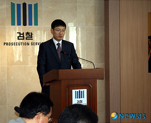 【대구=뉴시스】김재욱 기자 = 외국 유학까지 갔다온 화학박사출신 대기업 간부가 전문 지식을 이용, 수십억원대의 필로폰을 제조했다 검찰에 붙잡혔다.&nbsp; 대구지검 안상돈 2차장검사가 브리핑하고 있다. <관련기사 있음> jukim@newsis.com