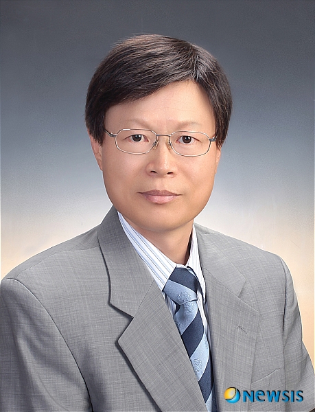 【대전=뉴시스】김양수 기자 = 조종철 한국원자력안전기술원 박사가 기계공학 분야 세계 최대 학회인 미국기계학회(ASME)의 석학회원(Fellow)으로 선임됐다. 조 박사는 원자로 안전성 평가 기술 발전에 기여한 공로를 인정받아 ASME 펠로우 및 열수력 및 유체-구조물 상호 작용(Fluid-Structure Interaction: FSI) 분야 석학들의 추천으로 이번에 펠로우에 선정됐다.(사진=한국원자력안전기술원 제공) <관련기사 있음> photo@newsis.com