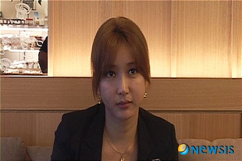 【서울=뉴시스】이재훈 기자 = “진짜 한 번 뒤집어 써주니까, 제가 호구로 보이심?” 가수 태진아(57·조방헌)와 아들 이루(27·조성현), 이루의 옛 애인인 작사가 최희진(37)씨 간 공방의 끝이 보이지 않는다. 태진아에게서 형사고소를 당한 최씨는 18일 자신의 홈페이지에 “또 다른 피해자? 아이고~ 나도 빨리 보고 싶다”라며 “태 선생님 수사 좀 빨리 착수하죠?”라고 썼다. “통신사에 내가 보낸 문자인지도 빨리 조사해 보고 싶고, 또 다른 피해자 얼굴도 빨리 보고 싶고, 선생님은 능력자이시니, 수사 좀 빨리빨리 보채세요”라고 비아냥거렸다. “어제도 죄송하다고 문자 보낸 나에게 문자조작을 해도 어지간히 하세요. 빨리 모두 대면하고 수사합시다. 이러다가 진짜 돌아버리겠으니….” 전날 밤 MBC TV ‘섹션TV 연예통신’은 최씨가 자신을 협박했다고 주장하는 남자를 인터뷰했다. 최씨와 교제했다는 이 남성은 최씨가 임신을 했다고 말했고 금품을 요구했으며 자살하겠다는 등의 협박을 받았다고 말했다. 최씨는 ‘섹션TV 연예통신’ 방송 전인 이날 오후까지만 해도 “태 선생님 힘들었던 만큼, 죄가 밝혀지는 만큼 그 값은 달게 받겠다”는 태도였다. 그러나 이 남자의 폭로가 방송된 이후 “수사해도 선생님에게 유리하게 자백하려했는데 이젠 증인 증거 다 동원하겠으니 수사 고고”라며 또 다른 공격을 암시했다. 사건은 지난 7일 최씨가 사과각서를 작성하면서 일단락되는 듯했다. 하지만 최씨는 이후에도 홈페이지에 “사과가 아닌 화해”라는 글을 올리고, 케이블채널 등과 인터뷰를 통해 이루의 아이를 유산했으며 태진아에게 협박을 당했다고 밝히는 등 말을 바꿔왔다. 결국, 태진아 측은 15일 서울중앙지검에 공갈 및 명예훼손 혐의로 최씨를 고소했다. 최씨가 사과각서를 쓴 뒤에도 태진아에게 협박 문자메시지를 보내는 등 잘못을 인정하지 않아 고소하게 됐다는 것이다. 서울중앙지검은 17일 태진아의 고소사건을 형사2부에 배당했다. 검찰은 이 사건을 관할 경찰서로 내려 보낸 다음 수사를 지휘할 것인지, 직접 수사할는지 곧 결정한다는 방침이다. realpaper7@newsis.com