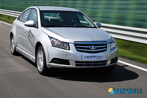 【서울=뉴시스】김훈기 기자 = GM대우는 GM과 함께 국내 최초로 준중형급 시험용 ‘라세티 프리미어 전기자동차’를 개발했다고 19일 밝혔다.&nbsp; 라세티 프리미어 전기차는 1회 충전으로 160km까지 주행이 가능하며, 최고속도는 165km로 국내 전기차 중 가장 우수한 성능을 자랑한다. GM대우 청라 프루빙 그라운드(주행시험장)에서 라세티 프리미어 전기차의 주행성능을 시험하고 있다. (사진 = GM대우 제공) / photo@newsis.com 