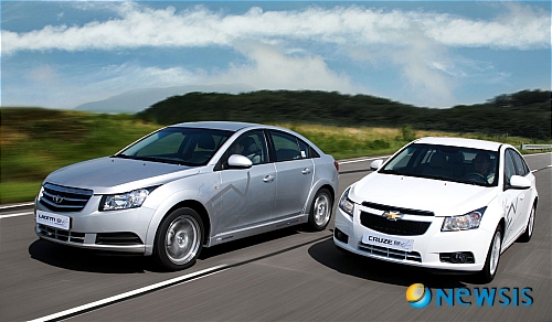 【서울=뉴시스】김훈기 기자 = GM대우는 GM과 함께 국내 최초로 준중형급 시험용 ‘라세티 프리미어 전기자동차’를 개발했다고 19일 밝혔다.&nbsp; 라세티 프리미어 전기차는 1회 충전으로 160km까지 주행이 가능하며, 최고속도는 165km로 국내 전기차 중 가장 우수한 성능을 자랑한다. GM대우 청라 프루빙 그라운드(주행시험장)에서 라세티 프리미어 전기차의 주행성능을 시험하고 있다. (사진 = GM대우 제공) / photo@newsis.com