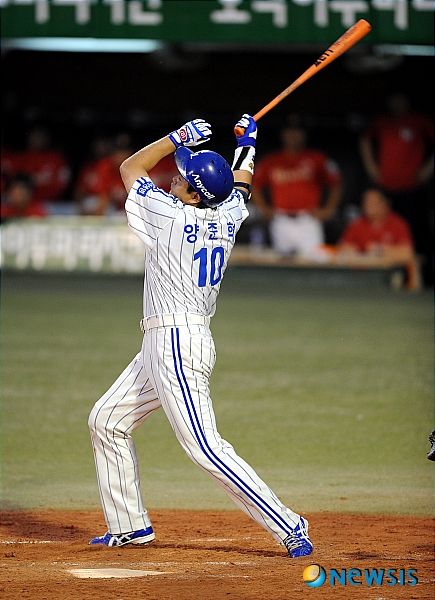 【대구=뉴시스】허상욱 기자 = 19일 오후 대구 시민야구장에서 열린 삼성 라이온즈와 SK 와이번스의 경기에서 4회말 삼성 공격, 두번째 타석에 나선 양준혁이 방망이를 휘두르고 있다. 이번 타석에서 양준혁은 삼진으로 물러났다. wook@newsis.com