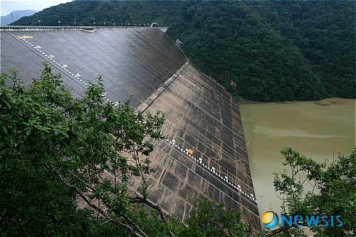【화천=뉴시스】한윤식 기자 = 북한이 지난 18일부터 임남댐(일명 금강산댐)의 수문을 열고 남쪽으로 물을 흘려보낸 것으로 알려졌다.&nbsp;&nbsp; 사진은 임남댐의 수공 위협에 대응하기 위해 지어진 평화의 댐의 19일 모습.&nbsp;&nbsp; 한강수력본부에 따르면 평화의 댐 물 유입량이 지난 18일부터 평소 400ｔ에서 800ｔ으로 갑자기 2배가 늘었다. <관련기사 있음>&nbsp;&nbsp; ysh@newsis.com&nbsp; 