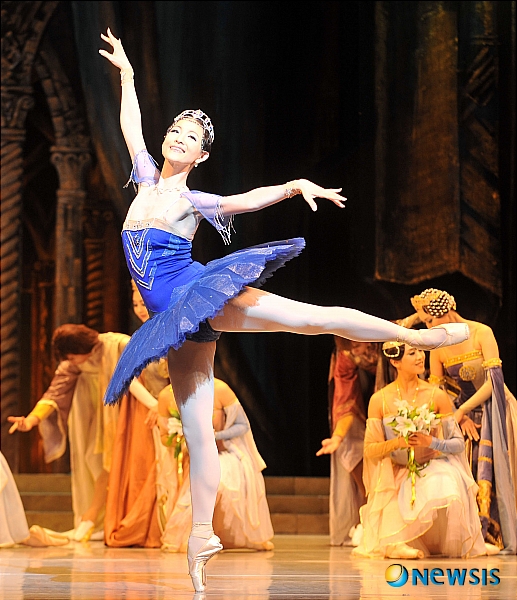  【서울=뉴시스】 최별 기자 = 24일 오후 서울 서초구 예술의전당 오페라극장에서 열린 발레'라이몬다(예술감독 최태지 / 출연 국립발레단,볼쇼이발레단)'프레스콜에서 무용수들이 아름다운 공연을 선보이고 있다.&nbsp; 한국과 러시아의 수교20주년을 기념해 국립발레단과 러시아볼쇼이발레단의 최초합동공연 '라이몬다'는 9월 25일부터 30일까지 예술의 전당에서 공연된다.&nbsp; photo@newsis.com 