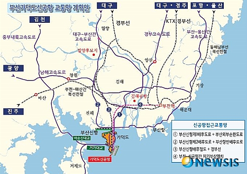 【부산=뉴시스】허상천 기자 = 오는 12월 9일 개통 예정인 부산~거제간 연결도로(이하 거가대로)가 뚫리면 동남권 신공항후보지인 가덕도 일대 교통망이 연결돼 그동안 제기돼온 신공항 접근성 논란이 말끔히 해소될 전망이다. 부산시는 거가대로 개통으로 부산~거제간 통행거리 단축(140km→60km)과 더불어 통행시간도 2시간10분에서 50분으로 줄 것으로 전망돼 가덕도가 명실상부한 남해안권 내륙 교통관문의 역할을 하게 될 것으로 기대하고 있다. (사진 = 부산시 제공)&nbsp; photo@newsis.com