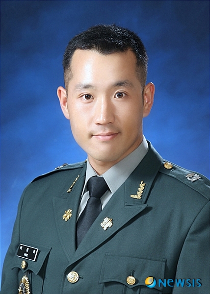 【영천=뉴시스】제갈수만 기자 = 남자라면 군대에 가서 군번을 받는다.&nbsp; 제대 후 평생 자신의 군번 역시 머리속에 담겨져 있다.&nbsp; 30일 열리는 육군 3사관학교 학사·여군 및 간부사관 임관식에서 무려 4개의 군번을 갖게 된 주인공이 있어 화제다.(사진=육군3사관학교 제공) <관련기사 있음>&nbsp; photo@newsis.com 