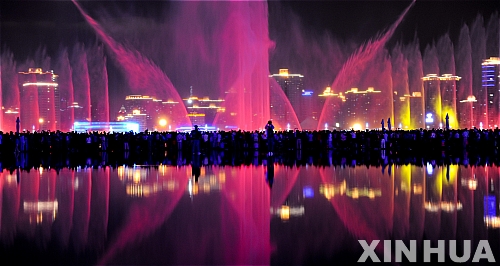 【상해(중국)=신화/뉴시스】1일(현지시간) 중국 상해의 엑스포 공원에서 중국 국경절을 맞아 이를 기념하는 행사가 열린 가운데 화려한 빛, 음악과 함께 음악분수쇼가 펼쳐지고 있다. 2021. 09,29.