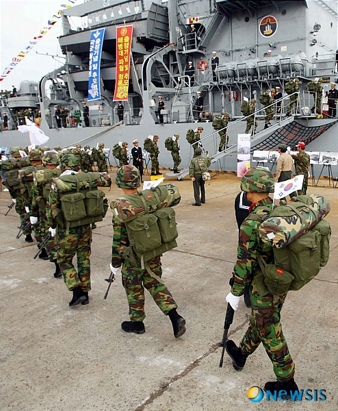 【부산=뉴시스】 하경민 기자 = 한국군 최초의 전투부대로 월남전에 파병된 해병대 청룡부대의 파월 당시 출항모습이 45년만에 부산항에서 재연됐다.&nbsp; 2일 오후 부산항 4부두에서 열린 해병대 청룡부대 출전 기념 및 추모행사에 참가한 해병대 장병들이 45년전 한국군 최초 전투부대 파병 출정을 재현하고 있다.&nbsp; 당시 최초 출항지인 부산항 제3부두는 현재 매립 중이라 이날 행사는 4부두에서 진행됐다. 부산항 3부두는 1965년 10월3일 월남전에 전투부대로서는 해병대로 구성된 청룡부대가 여단 규모의 병력으로 첫 파병된 곳이다. <관련기사 있음>&nbsp; yulnetphoto@newsis.com