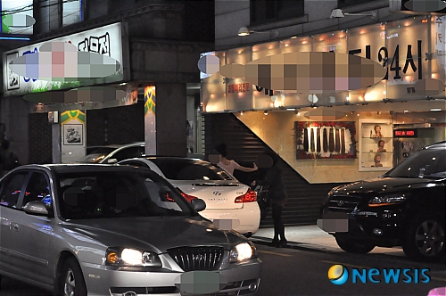 【서울=뉴시스】박성환 기자 = 2일 서울 강남의 한 미용실 앞에서 일명 '콜때기'차량들이 승객을 기다리고 있다.&nbsp; sky0322@newsis.com