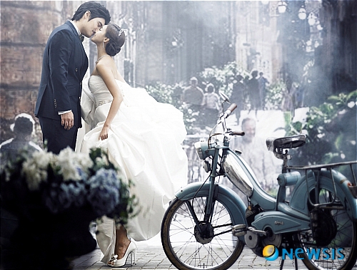 【서울=뉴시스】유상우 기자 = 탤런트 진재영(33)이 웨딩사진을 공개했다. 엘리자베스웨딩이 국내에 처음으로 선보이는 디자이너 피터 랑그너의 2011년 컬렉션 드레스를 비롯해 보디라인을 살려주는 이탈리아와 미국 디자이너들의 다양한 드레스를 입고 아름다움을 뽐냈다. 뉴욕 디자이너들의 헤어밴드, 코사지, 모자 등 다양한 소품을 사용해 사랑스럽고 트렌디한 느낌을 연출했다. 진재영은 17일 정오 서울 장충동 신라호텔에서 세미 프로골퍼 진정식(29)씨와 결혼한다. 2008년 진씨에게 골프를 배우다 연인 관계로 발전, 이날 부부로 맺어지게 됐다. swryu@newsis.com