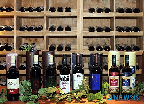 【전주=뉴시스】유영수 기자 = 전북 무주군 특산물 붉은진주와 샤또무주, 루시올뱅, 마지끄, 구천동머루, 로제스위트 등 머루와인 총 6개 제품이 올 10월 현재 11억 원의 판매고를 올렸다.(사진=무주군청 제공) yu0014@newsis.com