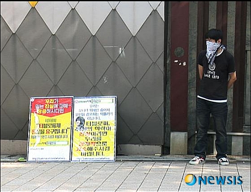 【서울=뉴시스】이현주 기자 = ‘MBC 스페셜’이 8일 밤 10시55분 가수 타블로(30) 학력 논란을 짚은 제2부 ‘타블로 그리고 대한민국 온라인’을 방송한다.&nbsp; 4월에 불거진 이 논란은 ‘타블로에게 진실을 요구합니다’(타진요)를 비롯한 수십 개의 온라인 카페, 개인 블로그 등을 통해 확산됐다. 단순 학력논란으로 출발해 학력위조, 국적세탁, 병역기피 의혹 등으로 번져나갔다.&nbsp; 충분한 증거를 제시했다는 타블로 측과 인정할 수 없다는 네티즌, 양쪽의 팽팽한 줄다리기는 타블로와 네티즌이 서로를 맞고소하는 상황에까지 이르렀다.&nbsp; 제작진은 타진요 카페 매니저인 ‘왓비컴즈’에 대해서도 알아본다. 그는 자신에게 타블로 학력위조의 결정적 증거가 있으며 스스로를 4500만 대한민국 국민을 대신해 정의를 위해 싸우고 있다고 주장하고 있다.&nbsp; MBC스페셜은 1일 타블로와 미국 스탠퍼드 대학교에 동행, 그의 학력을 확인한 1부 ‘타블로, 스탠퍼드 가다’를 내보냈다.&nbsp;&nbsp; lovelypsyche@newsis.com