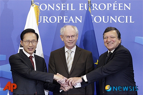 【브뤼셀(벨기에)=AP/뉴시스】6일(현지시간) 한-EU 정상회담 참석 차 벨기에 브뤼셀에 방문 중인 이명박 대통령이 호세 마누엘 바로주(오른쪽) 유럽연합 집행위원회 위원장, 헤르만 판 롬파워 유럽연합 상임의장(가운데)과 악수하고 있다.