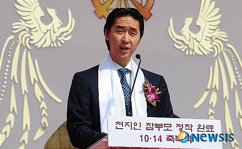 【아산=뉴시스】이광호 기자 = 10일 통일교 창시자인 문선명 총재의 주례하에 충남 아산 선문대학교 잔디광장에서 열린 국제합동축복결혼식에서 문형진 통일교 세계회장이 예식사를 하고 있다.&nbsp; 이날 결혼식에는 초혼자들의 미혼축복과 이미 결혼한 부부가 참여하는 기성축복을 합해 7,200쌍이 참가했다. (사진=세계일보 제공)&nbsp; photo@newsis.com 