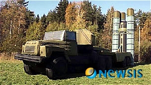 【서울=뉴시스】러시아에서 최근 개발된 플라스틱 가짜 무기가 적 교란을 목적으로 배치돼 있다. 러시아는 플라스틱 시트에 공기를 주입해 만든 이 같은 가짜 무기로 적국의 최신 무기들을 묶어두는 교란 작전을 펼치고 있다고 영국 BBC 방송이 11일 보도했다. <사진 출처 : BBC 웹사이트>