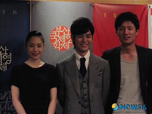 【부산=뉴시스】진현철 기자 = “처음으로 스스로 하고 싶다고 한 역할이라 열심히 했어요. ‘유이치’라는 역이 너무 어려워서 정신적으로 힘들었지만 최대한 역량을 발휘하도록 노력했답니다.”&nbsp; 일본의 꽃미남 영화배우 쓰마부키 사토시(30)가 영화 ‘악인’을 듣고 제15회 부산국제영화제(PIFF)를 찾았다. 부산은 2005년 이후 두 번째이고, 지난해에는 하정우(32)와 함께 한 영화 ‘보트’의 홍보차 내한했다.&nbsp; 쓰마부키는 11일 해운대 웨스틴조선 호텔에서 “부산은 ‘봄의 눈’ 이후 두 번째 방문”이라며 “한국팬들이 영화와 영화제를 사랑하는 모습이 영화제를 성장시킨 것 같아 감회가 깊다. 다시 와서 기쁘게 생각한다”고 밝혔다.&nbsp;&nbsp; 재일동포 이상일(36) 감독이 연출하고 후카쓰 에리(37)가 함께 출연한 ‘악인’은 작가 요시다 슈이치(42)가 신문에 연재한 범죄 소설이 원작이다. 살인 사건의 범인 유이치(쓰마부키)를 미츠요(후카쓰)가 사랑하게 되고 함께 도피 여정을 떠나면서 벌어지는 일을 담은 영화다.&nbsp; 쓰마부키는 “원작 소설을 읽고 느낀 점은 어느 특정 부분이 감동적이라기보다 인간이라는 것 자체가 충격적이었다”면서 “깊이 있는 작품을 영화화하면 어떨까가 첫 번째 계기였고, ‘유이치’라는 역할 자체가 내 실제 성격과는 반대되는 캐릭터로 내 안의 다른 모습을 보고 싶어 해보고 싶었다”고 몰입했다.&nbsp; 후카쓰와는 영화, 드라마 등에서 3차례 호흡을 맞췄다. “이번 역은 새로운 역할로 어떤 짓을 할지 몰랐다”며 “실제 베드신과 목조르는 장면 등에서 후카쓰가 모두 잘 받아줘 그녀가 포용력있는 사람이라고 느꼈다. ‘인간적으로 이 배우는 좋은 배우구나’하면서 존경하는 마음이 더 강해졌다”고 추어올렸다.&nbsp; 이 감독과는 ‘69 식스티 나인’(2004)을 함께 한 적이 있다. “이 감독은 하드한 스케줄로 현실에 타협하는 것이 없이 자신이 원하는 바를 추구하지만, 배우가 끝까지 그림(영상)에서 살아있을 수 있게 해준다”며 “악인을 하게 된 이유도 이 감독이라면 모든 지 믿고 맡길 수 있겠구나 안심했기 때문이다. 실제로도 연기하면서 이 감독이 아니었으면 영화에서 보여준 연기나 역할을 표현할 수 없었을 것”이라고 털어놓았다.&nbsp; 오구리 슌(28) 등 영화배우들이 감독으로 데뷔하고 있다. 그는 “언젠가 해보고 싶다는 생각은 있는데 지금은 때가 아니다”며 “배우로서 미숙하니 이런 부분을 분발해서 채울 것이고, 운명적 기회가 되면 감독이 될 것이라 생각한다”고 답했다.&nbsp; 이 감독은 “원작 소설 자체의 배경과 상황이 섬세하고, 인간의 좋은 점과 나쁜 점이 너무 많이 담겨 영상화하는데 고민이 많았다”면서도 “보는 사람에 따라 상황과 시선이 달라지는 것을 보여주고 싶었는데 이를 표정과 눈빛으로 전하고 싶었다. 그래서 의식적으로 클로즈업을 해서 찍었다”며 자신감을 드러냈다.&nbsp; ‘악인’으로 올해 몬트리얼 세계영화제에서 여우주연상을 받은 후카쓰는 “부산에 오기 전에 이 감독이 부산에 가면 팬들이 열렬히 환영해준다는 얘기를 들었는데 생각 이상으로 환영해줘 놀랐다. 처음이지만 기쁜 자리를 만들어줬다”며 고마워했다.&nbsp; agacul@newsis.com