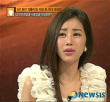 【서울=뉴시스】김지은 기자 = 12일 케이블채널 tvN ‘화성인 바이러스’에 실연의 상처로 3년째 이성친구는 물론 동성친구도 만나지 않는다는 김지연씨(29)가 출연했다.&nbsp; 방송 이후 ‘역삼동 여신’이라 불리며 포털사이트 검색어 상위권에 올랐다. 출연자의 외모에 대한 평가 글이 줄을 잇고 있지만, 프로그램을 비판하는 목소리도 끊이지 않고 있다.&nbsp; ‘○○동 ○○녀’ 시리즈에 식상했다는 의견이 많다. 케이블방송이라는 매체의 특성을 거론하며 프로그램 연출자의 자질에 의문을 표하는 시청자도 있다. “이번엔 또 뭐니 역삼동 여신? 지겨워 만날 하는 짓들 다 똑같아 변하질 않아. 요즘은 개나 소나 여신”이라고 비난했다.&nbsp; 또 “케이블은 지상파에 비해 심의도 약하고 제재가 적어 해볼 수 있는 장르가 많다. 그런데 자꾸 이런 되지도 않는 가십거리를 만드는 담당 작가와 PD 자질이 참 의심스럽다”, “화성인바이러스는 항상 이런 식이야. 어제 방송 보니까 이 분 본인이 대시를 받도록 자리를 잡고 은근히 즐기는 분위기였다. 짜인 각본이 있는 듯했다”는 지적과 의심도 잇따랐다.&nbsp; ‘압구정 사과녀’, ‘홍대 계란녀’ 등 ○○녀 시리즈의 대다수는 판촉용 조작이다. 아니면, 출연 여성이 연예인 지망생인 경우가 많다.&nbsp; kje1321@newsis.com