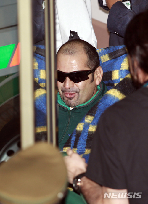 【코피아포(칠레)=AP/뉴시스】지난 2010년 10월13일 칠레 아타카마 사막의 산호세 동광에 매몰됐다가 69일만에 구출된 광부 마리오 세풀베다가 코파이오의 한 병원에 도착하고 있다. 33명의 광부들 가운데 2번째로 구출됐던 세풀베다는 10일 태국 동굴 속에 고립됐다 17일 만에 전원 구출된 태국 유소년축구팀 12명과 코치 등 13명의 생환 드라마에 "무척 감동적"이라며 칭송했다. 2018.7.11