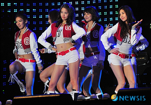 【서울=뉴시스】박세연 기자 = 13일 오후 서울 여의도공원 문화의마당에서 열린 'KIKO(키코) 바로알기 시민참여 문화제'에서 그룹 소녀시대가 멋진무대를 선보이고 있다. 이번 문화제는 시중은행들이 중소기업들에 판매한 금융파생상품인 '키코'로 인해 중소기업들이 파산되고 있는 현실을 국민들에게 알리기위해 마련됐다. psy5179@newsis.com