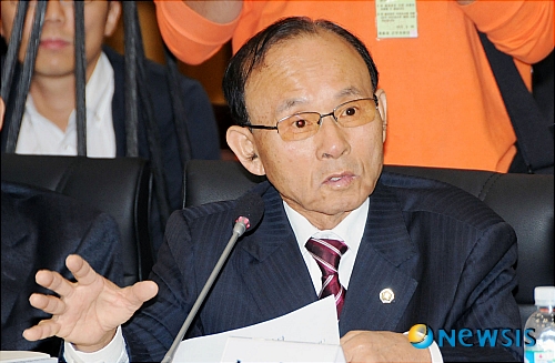 【계룡=뉴시스】박재용 기자 = 국회 국방위원회의 육군에 대한 국정감사가 14일 오전 충남 계룡시 계룡대 대회의실에서 열린 가운데 이진삼 의원(자유선진당·충남 부여·청양)이 질의를 하고 있다. ppjayo5444@newsis.com