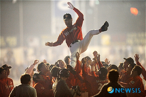 【대구=뉴시스】허상욱 기자 = 19일 오후 대구야구장에서 열린 2010 프로야구 한국시리즈 4차전 삼성 라이온즈와 SK 와이번스의 경기에서 SK가 4대2로 승리, 한국시리즈 전적 4승 무패로 2010 한국시리즈 우승을 차지했다.&nbsp; SK 와이번스 선수들이 김성근 감독을 행가레하고 있다.&nbsp; wook@newsis.com