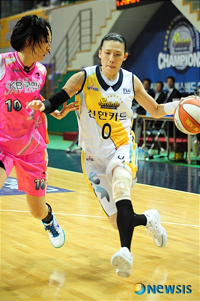 【안산=뉴시스】남강호 기자 = 20일 오후 안산 와동체육관에서 펼쳐진 삼성생명 2010-2011 여자프로농구 신한은행과 KB국민은행의 경기에서 신한은행 전주원이 KB국민은행의 수비를 피해 드리블을 하고 있다. kangho@newsis.com