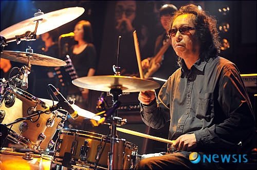 【서울=뉴시스】 최별 기자 = 21일 오후 서울 홍대 상상마당 라이브홀에서 엄인호, 최이철, 주찬권 결성 밴드'슈퍼세션' 쇼케이스가 열리고 있다. photo@newsis.com