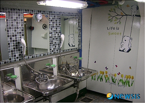 【동해=뉴시스】조병수 기자 = 해군 제1함대사령부(사령관 소장 김광석)소속의 충주함(함장 중령 우상현) 화장실이 2010년도 제12회 ‘아름다운 화장실 대상’에서 특별상을 수상했다. 사진은 후부 승조원 화장실 세면장 내부 모습. (사진=해군 1함대사령부 제공) <관련기사 있음>&nbsp; photo@newsis.com 