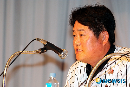 【서울=뉴시스】이동원 기자 = 22일 오후 잠실 롯데호텔에서 프로야구 롯데자이언츠 14대 양승호 감독 취임식이 열렸다.롯데자이언츠 윤학길코치가 취재진의 질문에 답하고 있다. 롯데는 양승호 감독과 계약기간 3년에 계약금 2억원, 연봉 2억원으로 계약, 새 코치로 롯데 선수 출신이자 2002년과 2006년 롯데 코치를 지냈던 윤학길(49) 엘지 코치를 함께 영입했다. dwlee@newsis.com