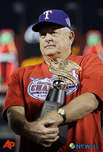 【텍사스=AP/뉴시스】텍사스는 23일(한국시간) 미국 알링턴 레인저스볼파크에서 열린 뉴욕 양키스와의 아메리칸리그 챔피언십시리즈 6차전에서 선발 콜비 루이스의 호투와 타선의 지원에 힘입어 6-1로 승리, 팀 창단 이후 처음으로 월드시리즈 진출에 성공했다. 사진은 승리를 아메리칸리그 우승 트로피를 들고 있는 놀란 라이언 사장.&nbsp; 